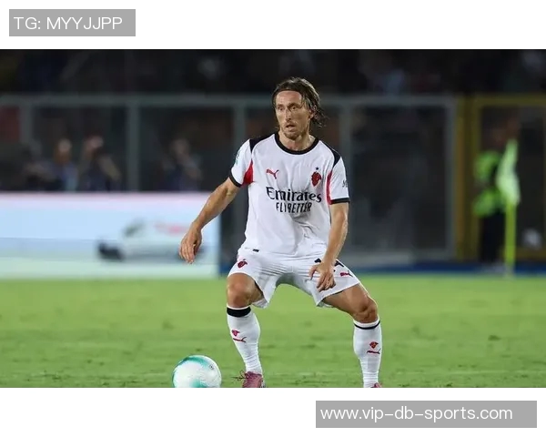 莫德里奇祝福圣诞快乐并为米兰加油以最佳方式迎接新年 莫德里奇祝福圣诞快乐并为米兰加油以最佳方式迎接新年